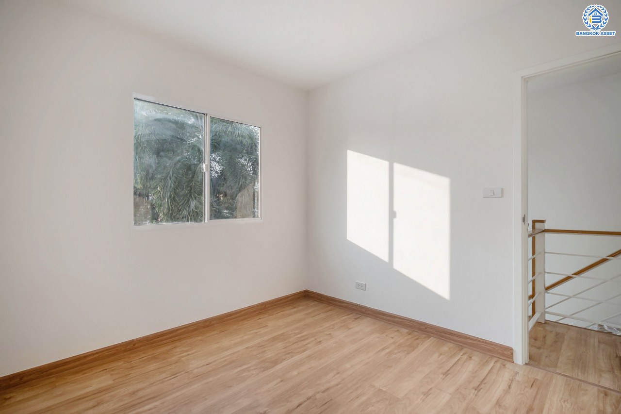 บ้านมือสองตกแต่งใหม่ โครงการ พฤกษาวิลเลจ30 เดอะซีซั่น แจ้งวัฒนะ-ราชพฤกษ์ หลังมุม ทำเลย่านปทุมธานี เนื้อที่ 53 ตร.ว. ฟังก์ชัน 3 ห้องนอน 2 ห้องน้ำ 1 ห้องอเนกประสงค์ จอดรถได้ 2 คัน เดินทางสะดวกสบายเข้า-ออกได้หลายเส้นทาง ใกล้เมืองทองธานี และจุดขึ้นทางด่วน "แจ้งวัฒนะ"